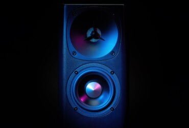 De la Mono au Dolby Atmos : La Révolution Sonore des Systèmes Audio Mobiles